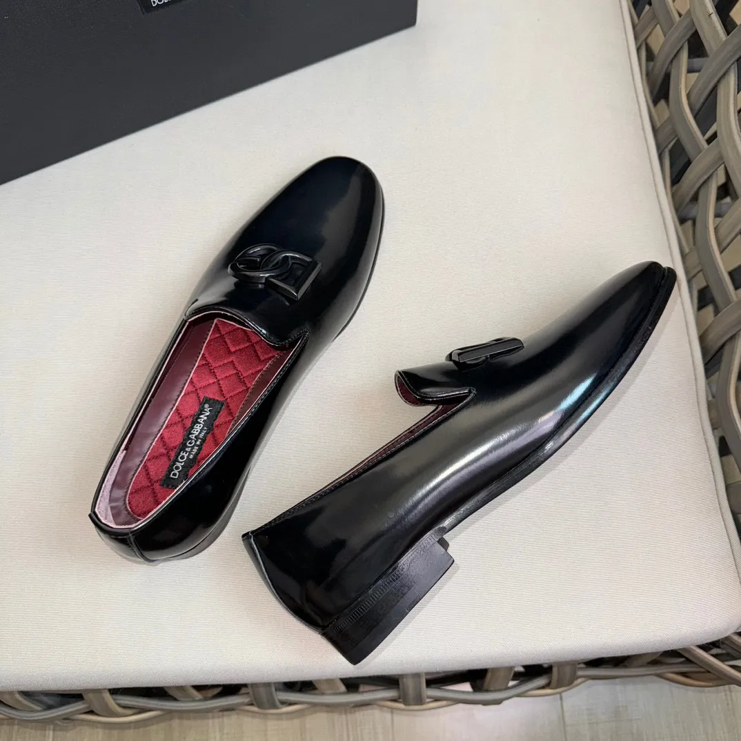 💰¥960 D&G cowhide moccasin loafers for men｜Embellished with DG hardware nameplate｜Made of imported calfskin｜Retro and shiny texture complement each other｜Release charming tones to outline a confident posture｜Imported calfskin + cowhide lining + Italian leather outsole Size: 39-44 (38.45 custom-made)